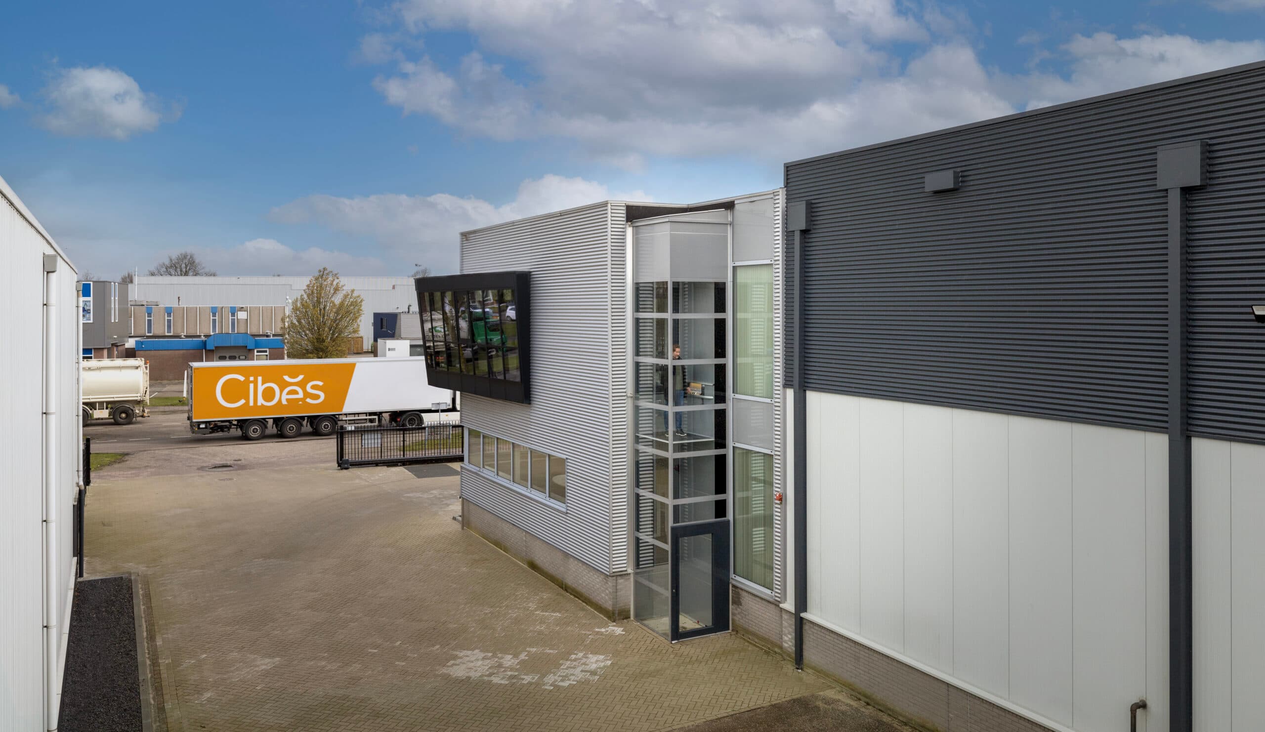 Buitenlift Helmond bedrijfspand