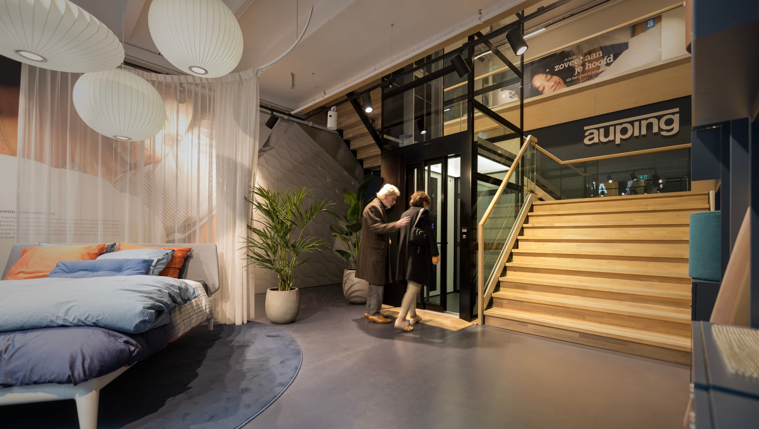 Ouder koppel voor lift - Auping Store - Leidschendam
