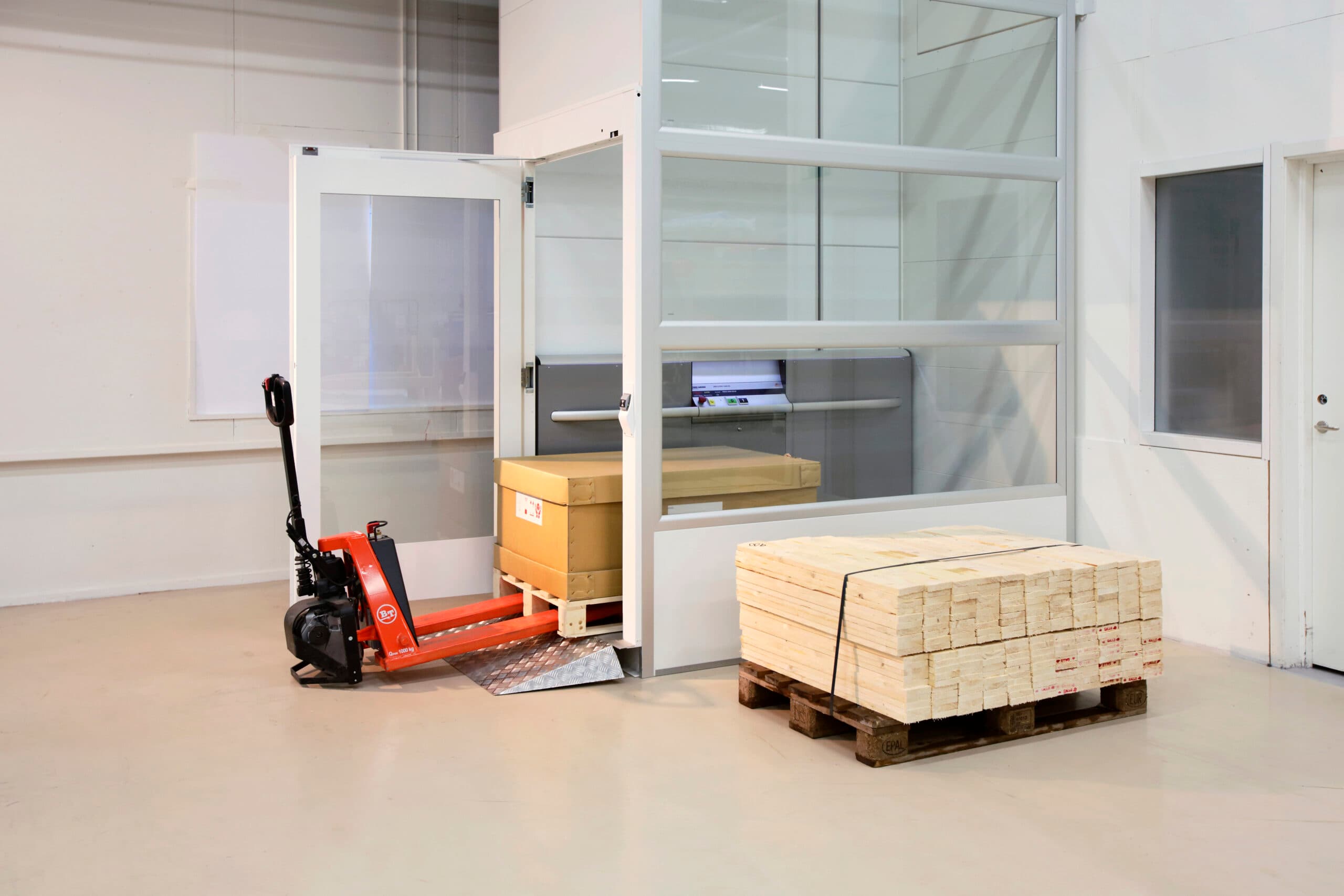 Goederenlift warehouse