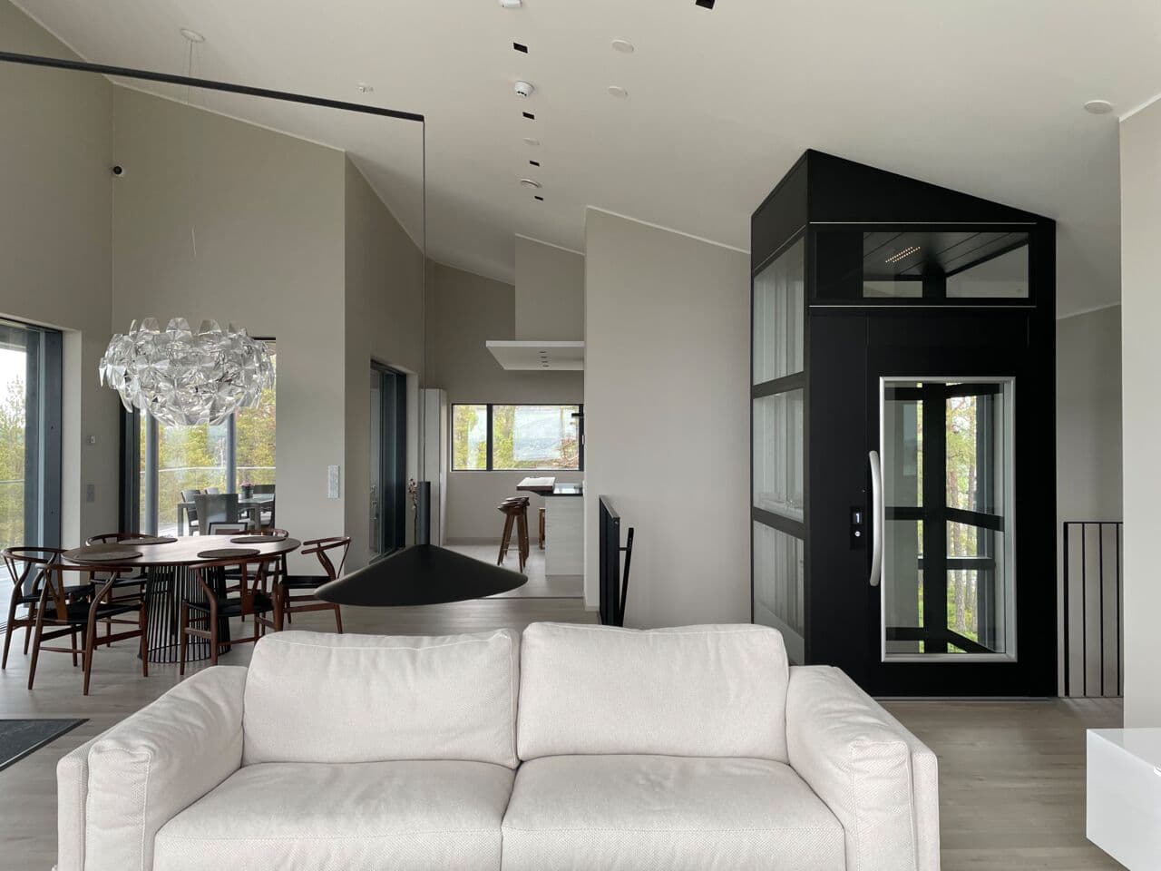 Stijlvolle zwarte Cibes A5000 huislift in een modern loftappartement in Finland
