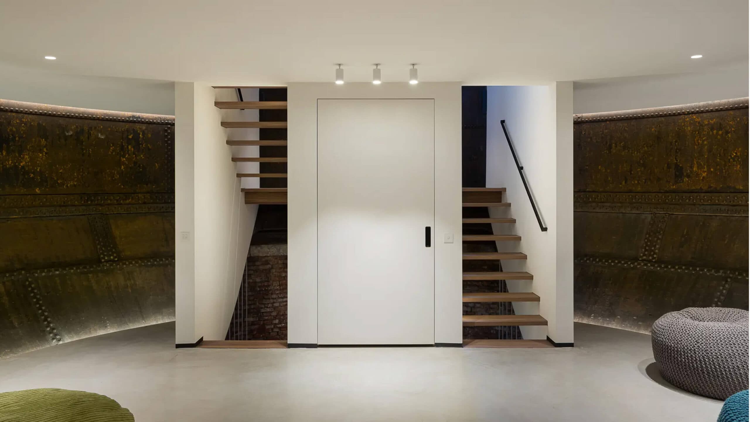 Witte liftdeur van A-5000 tussen houten trap in modern interieur van Utrechtse watertoren