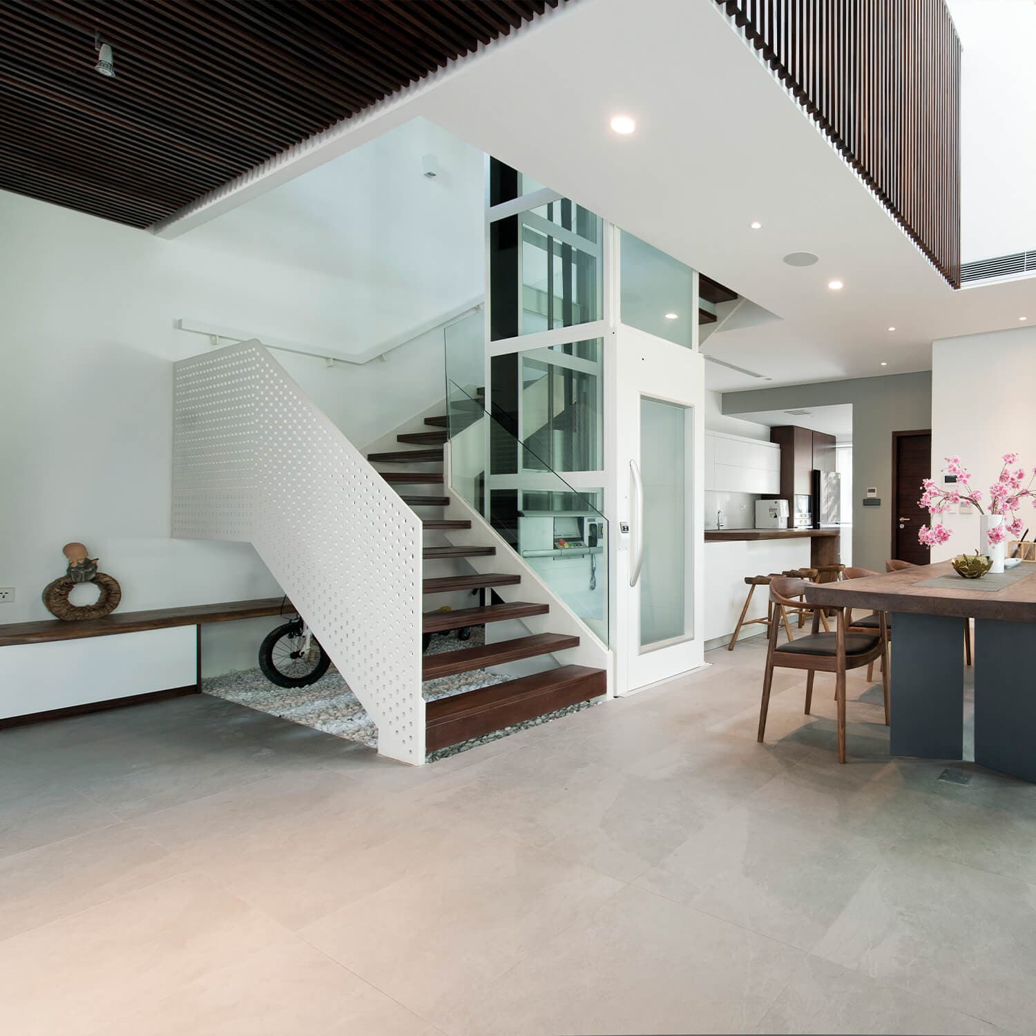 Energiezuinige huislift met EcoSilent-aandrijving in modern interieur – Aesy Liften