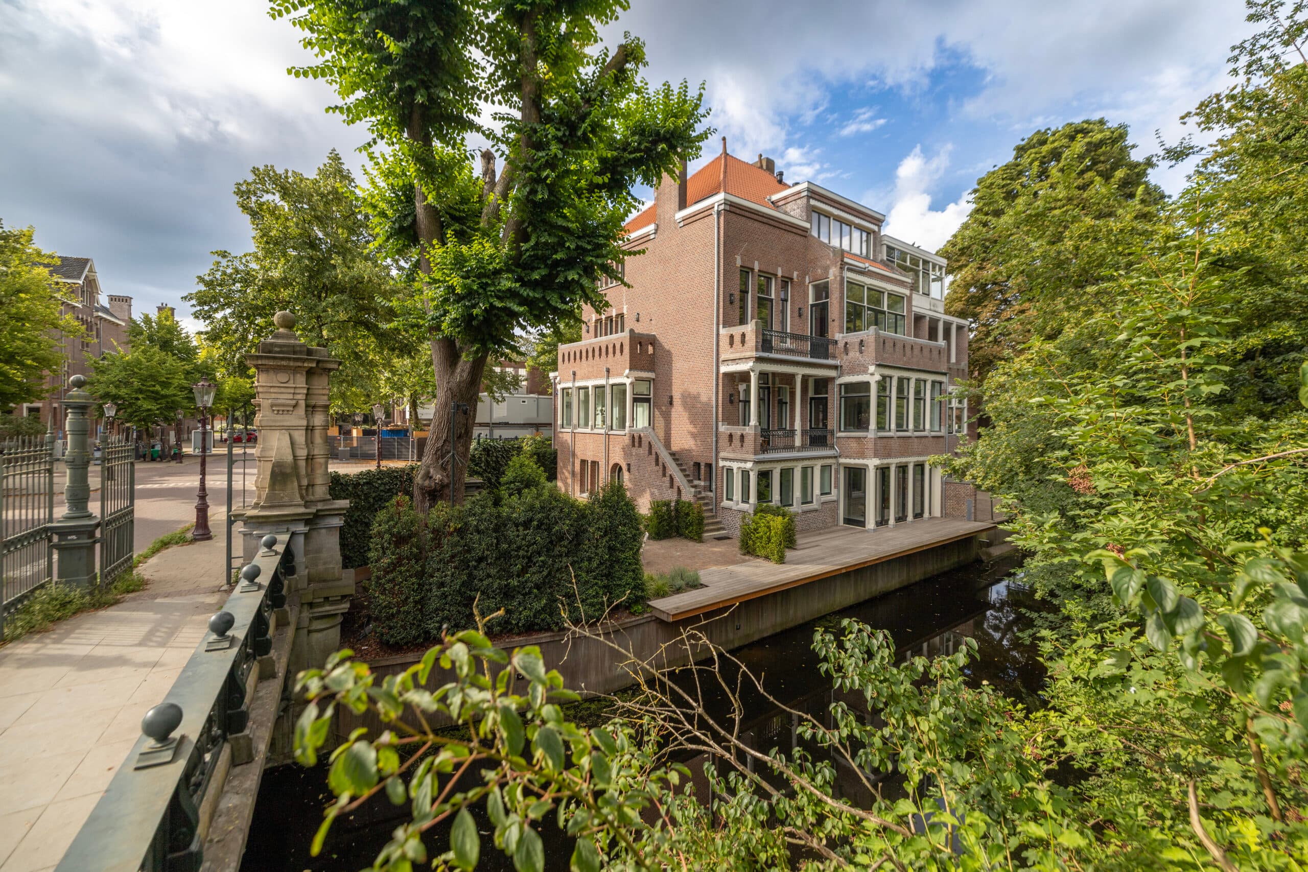 Aanzicht van luxe stadsvilla aan de Koningslaan in Amsterdam, met ligging aan het water