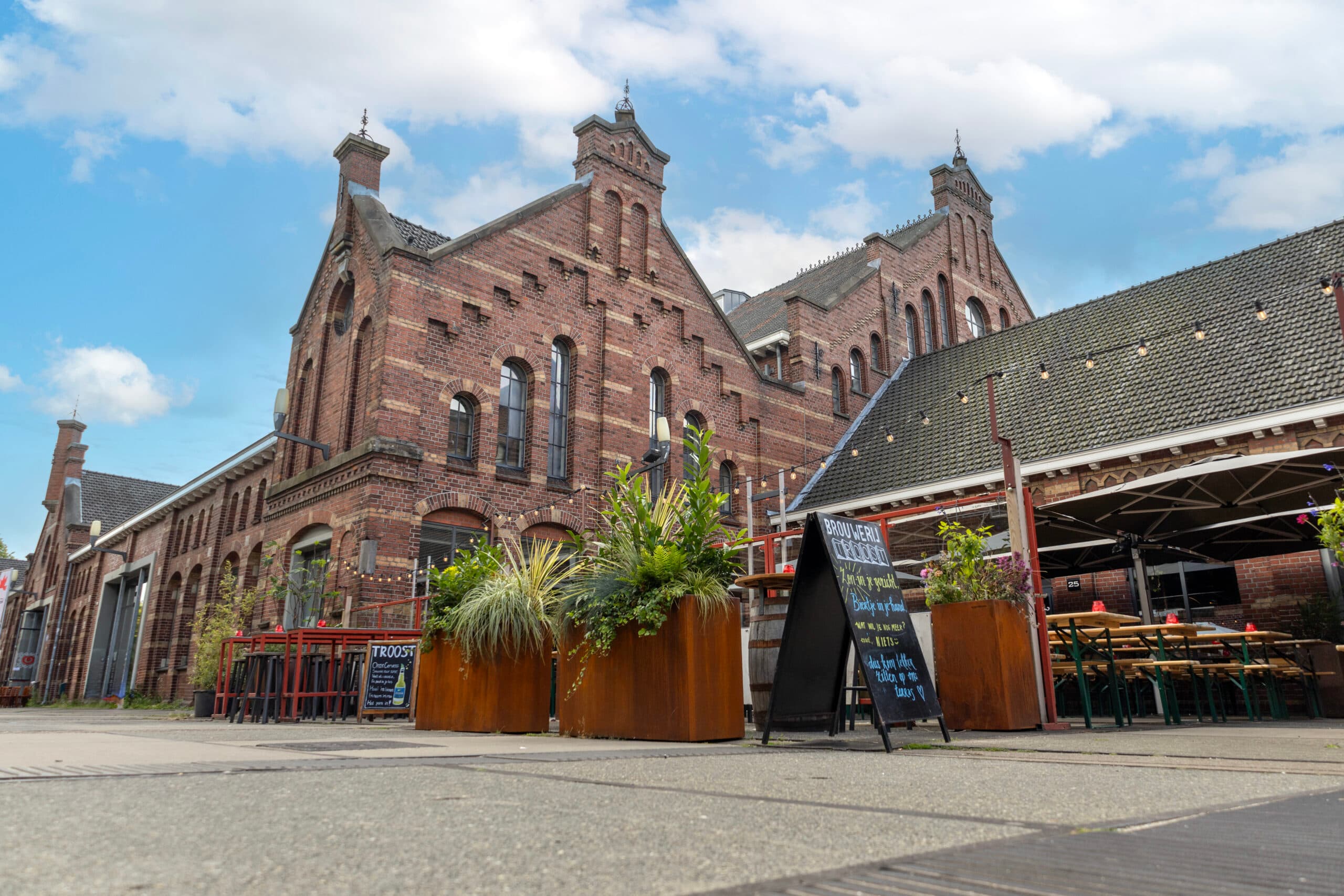 Uitzicht op de karakteristieke gevel van de Westergasfabriek in Amsterdam